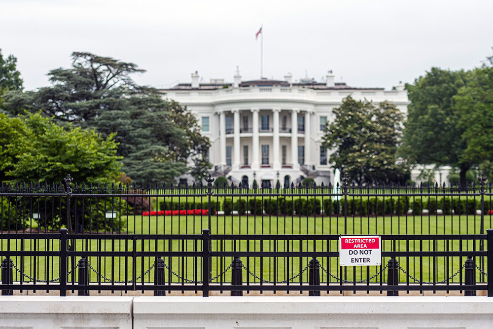 Photograph of The White House.